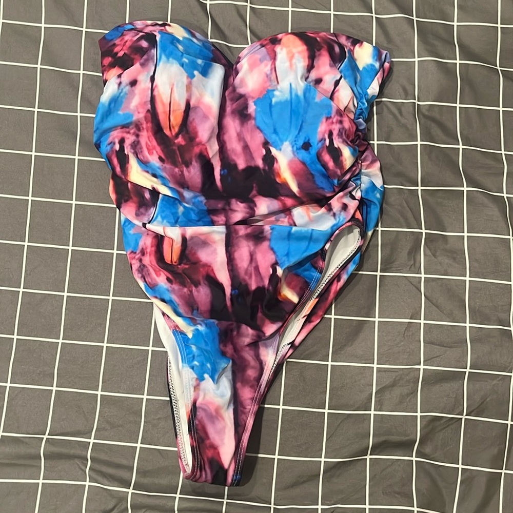 Multi color one piece. Size M. Cups are not removable.